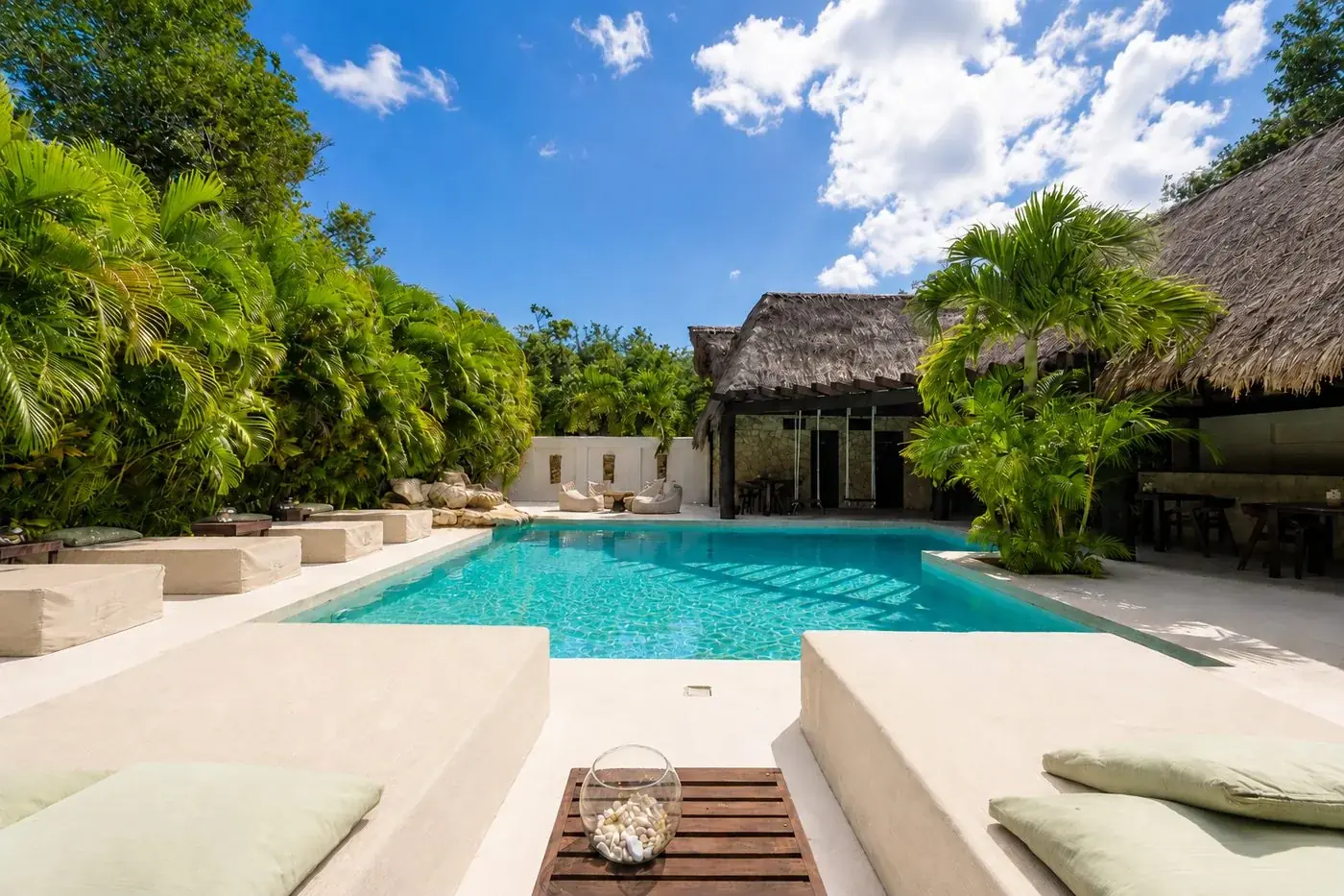 Piscina y Lounge con Palapa at Amari Medical Institute